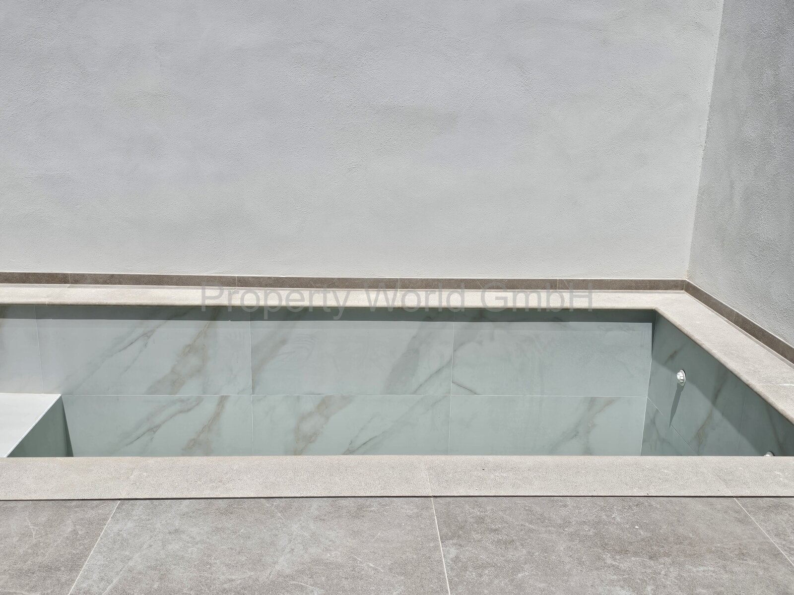 Der Pool mit seinen klaren Linien Der Pool mit seinen klaren Linien