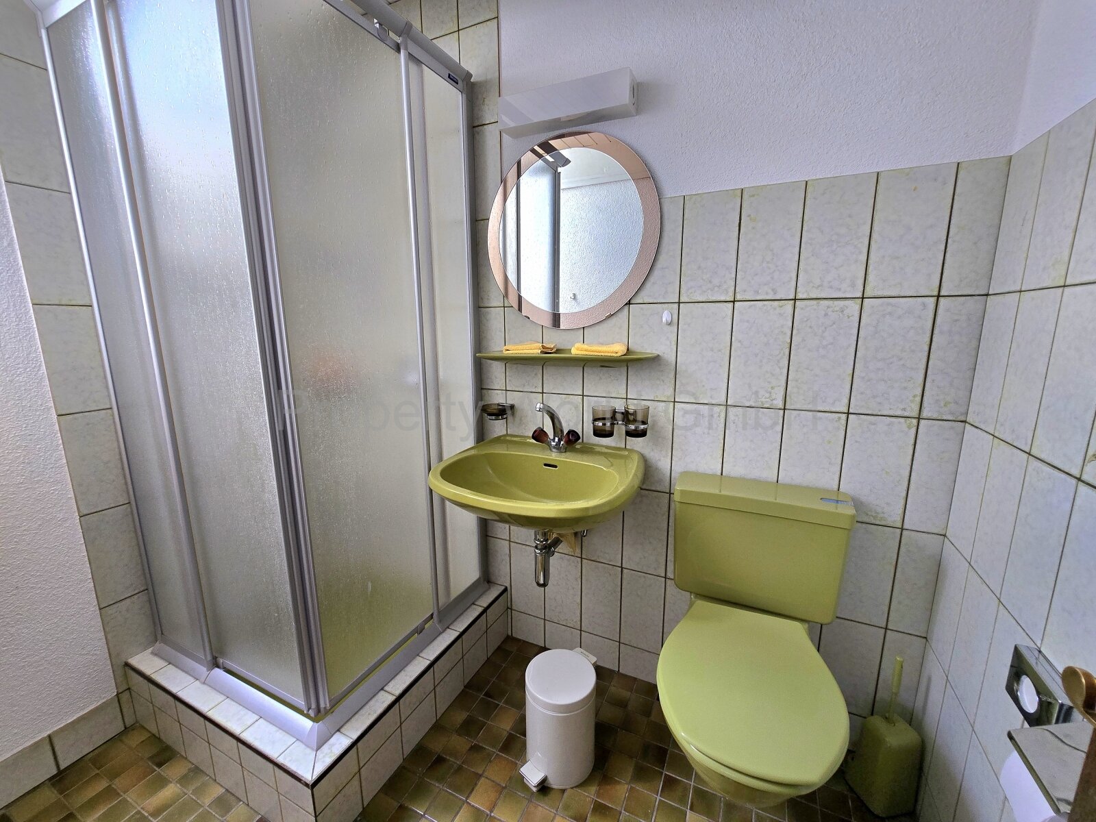 GLEICHES BAD ZU JEDEM DER VIER ZIMMER 2. OG GLEICHES BAD ZU JEDEM DER VIER ZIMMER 2. OG