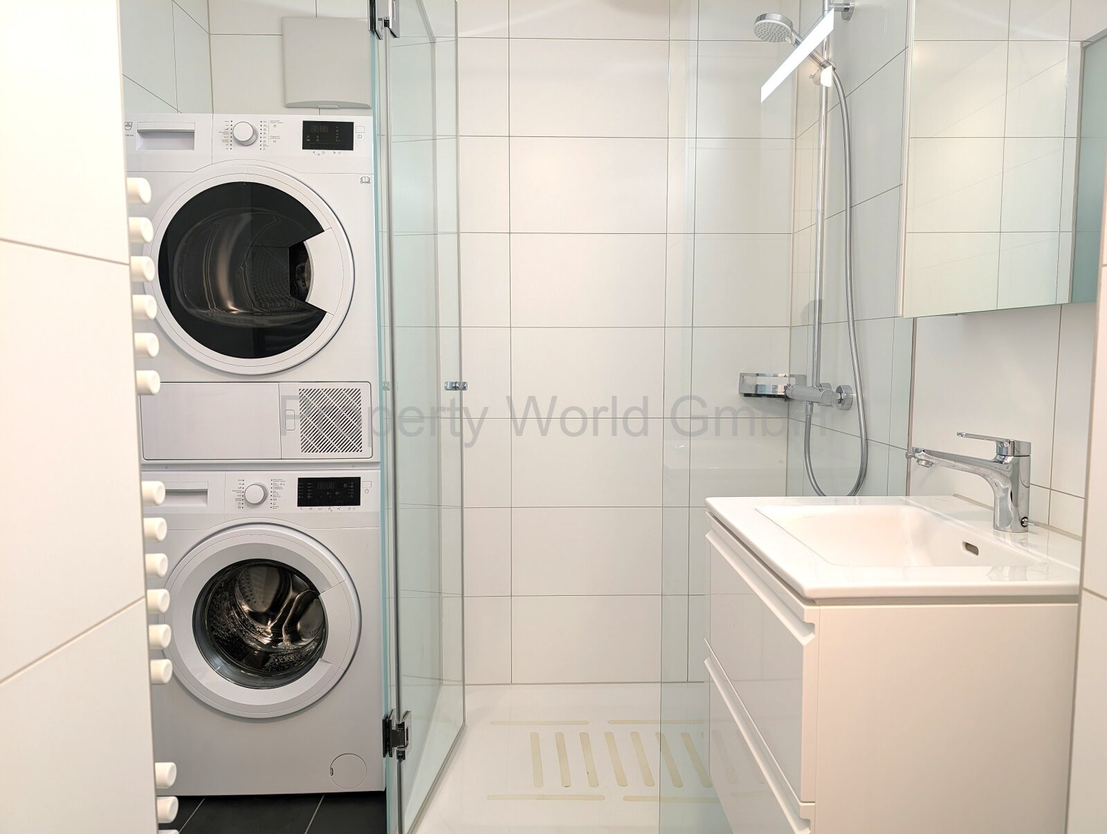 Badezimmer mit Dusche und Waschturm Badezimmer mit Dusche und Waschturm