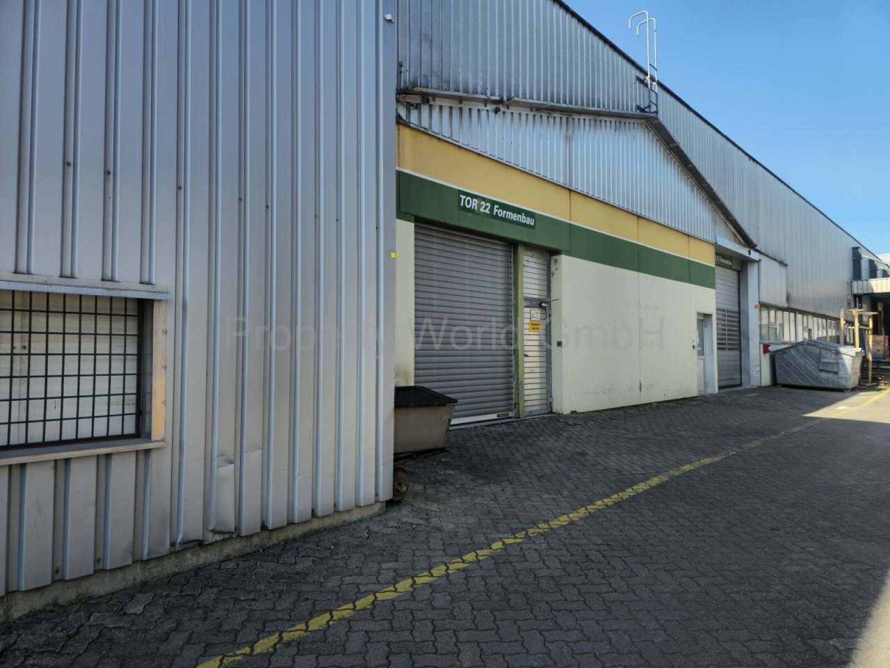Aussenansicht und Parkplätze Aussenansicht und Parkplätze